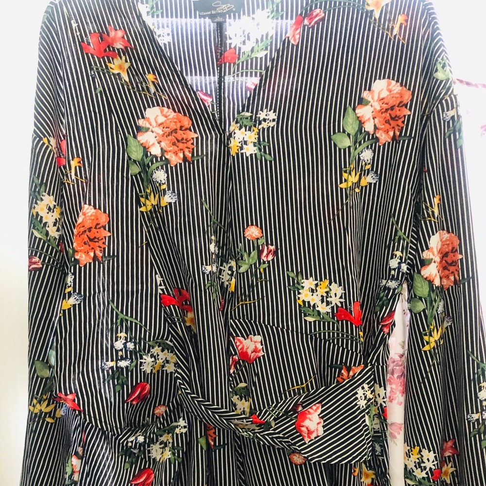 Black/white pin-stripe fitted floral top